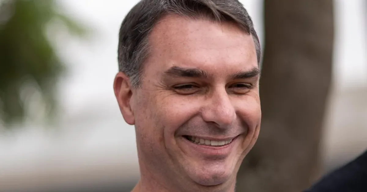 Flávio reage após ultrapassar Lula em nova pesquisa