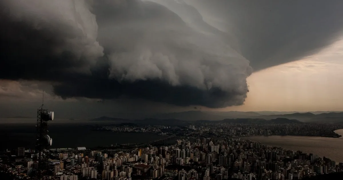 Frente fria associada a ciclone pode atingir o Brasil