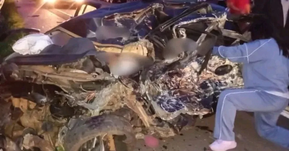 Grave acidente entre carro e caminhão deixa três mortos no Paraná