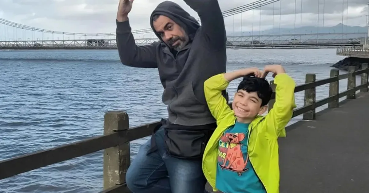 Humorista Vinícius Antunes emociona ao homenagear o filho