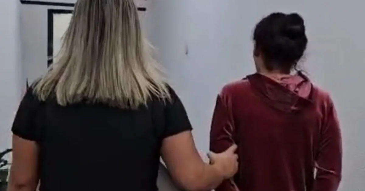 Irmã mais velha é presa por envolvimento em exploração de criança de 11 anos