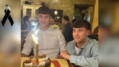 Irmãos gêmeos são encontrados abraçados sem vida