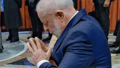Lula interrompe viagem para orar e comungar