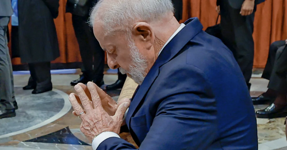 Lula interrompe viagem para orar e comungar