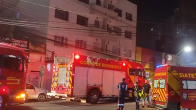 Mãe que conseguiu salvar filhos de incêndio recebe alta