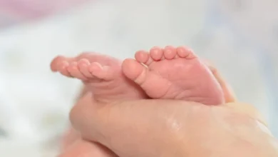 Menina de 15 anos dá à luz sozinha e tenta se livrar do bebê