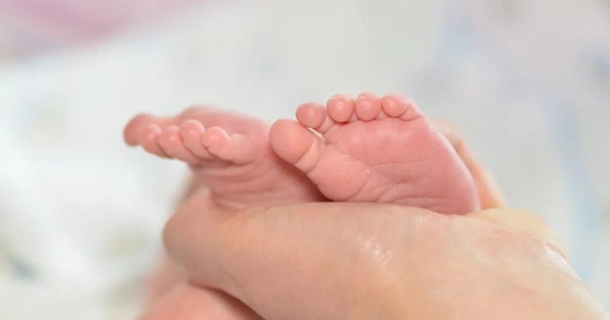 Menina de 15 anos dá à luz sozinha e tenta se livrar do bebê