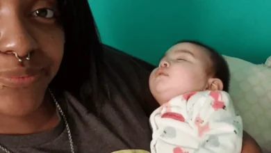 Mulher recebe 40 mordidas de pit bull para proteger bebê