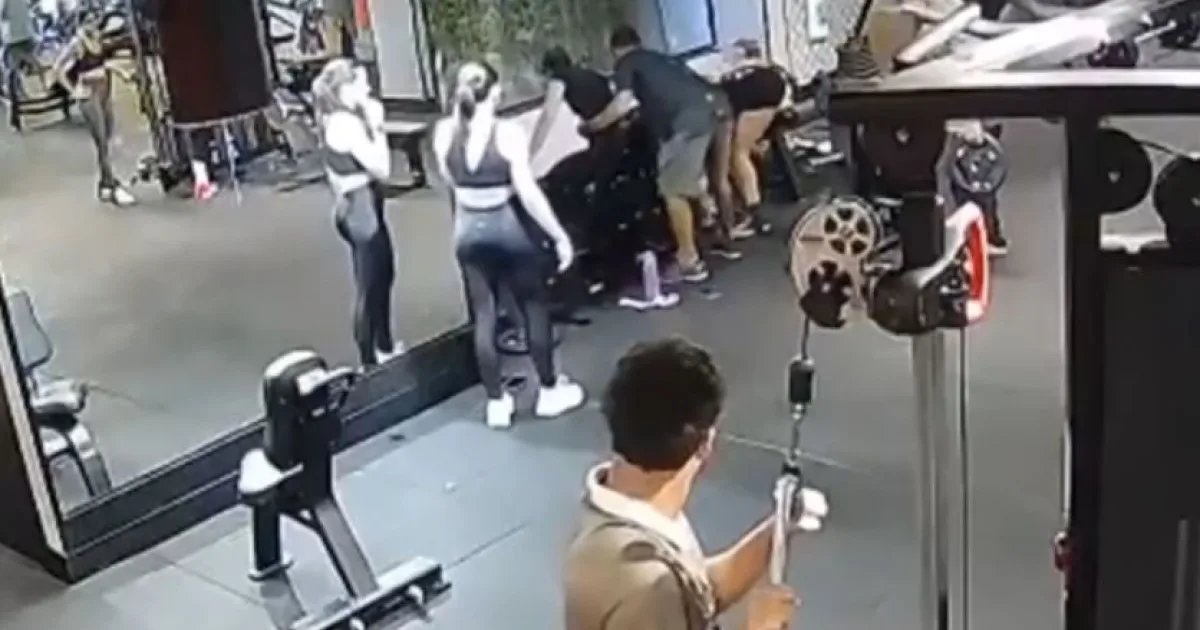 Mulher tem joelhos esmagados por 160 kg em academia