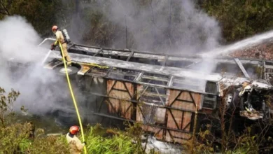 Ônibus cai em abismo, explode e pega fogo deixando várias vítimas fatais