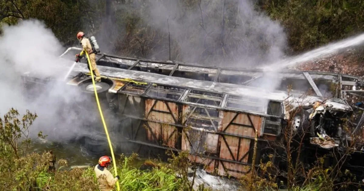 Ônibus cai em abismo, explode e pega fogo deixando várias vítimas fatais