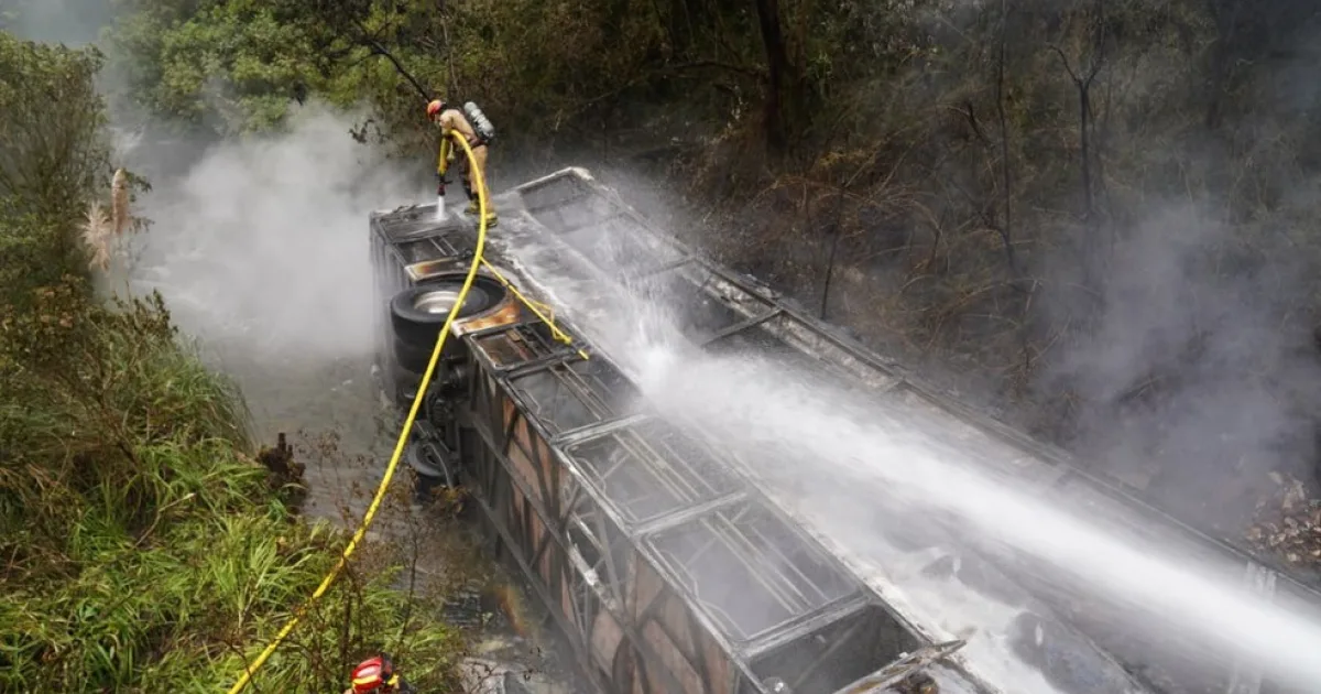 Ônibus cai em abismo, explode e pega fogo deixando várias vítimas fatais