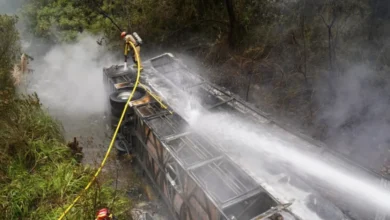 Ônibus cai em abismo, explode e pega fogo deixando várias vítimas fatais