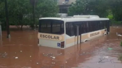 Ônibus escolar fica ilhado durante enchente e mobiliza resgate no Paraná