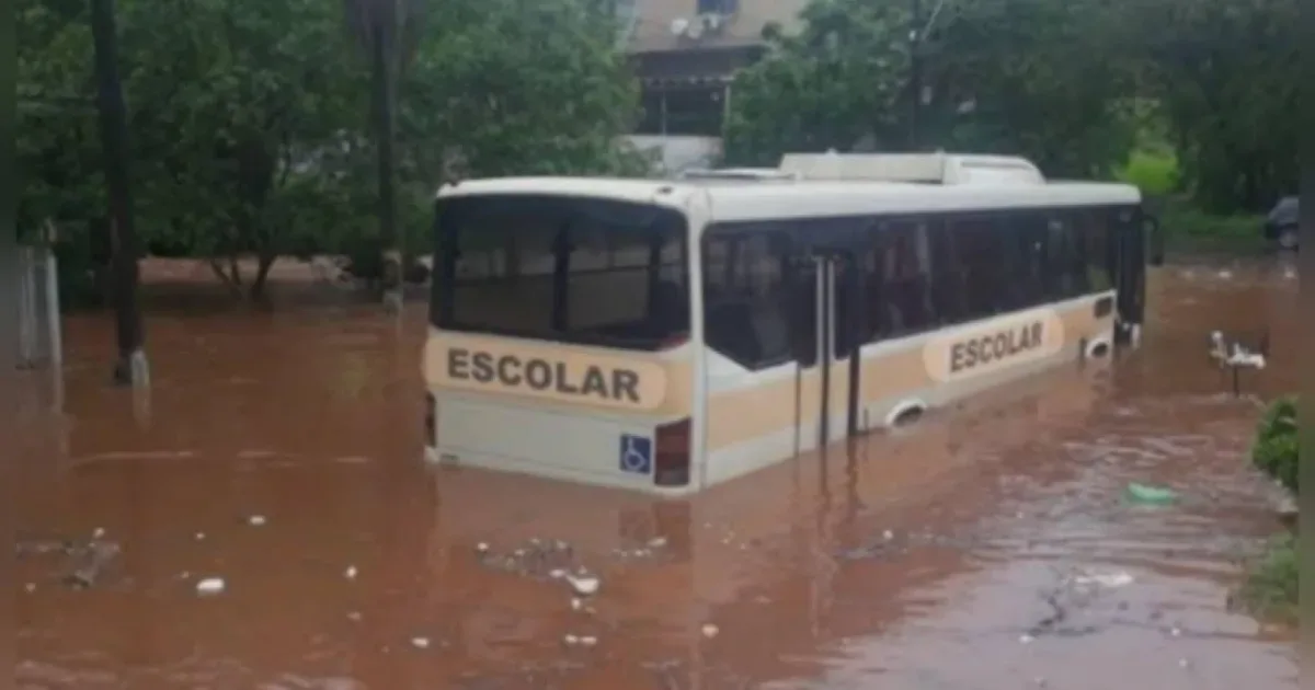 Ônibus escolar fica ilhado durante enchente e mobiliza resgate no Paraná