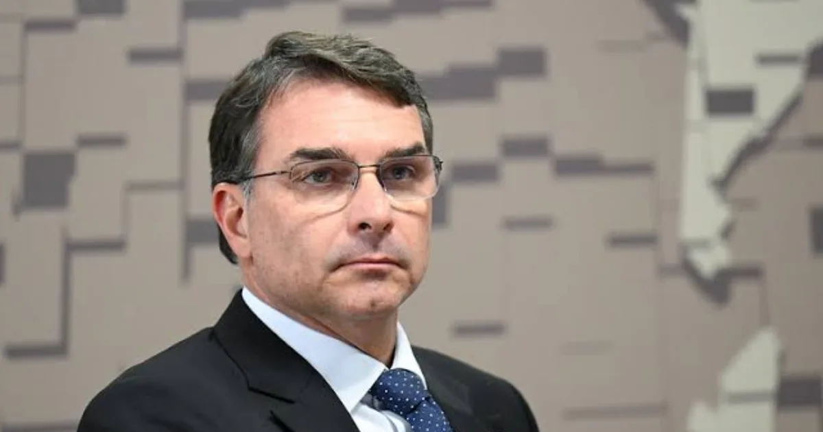 Petistas intensificam ofensiva e colocam mansão de Flávio Bolsonaro no alvo