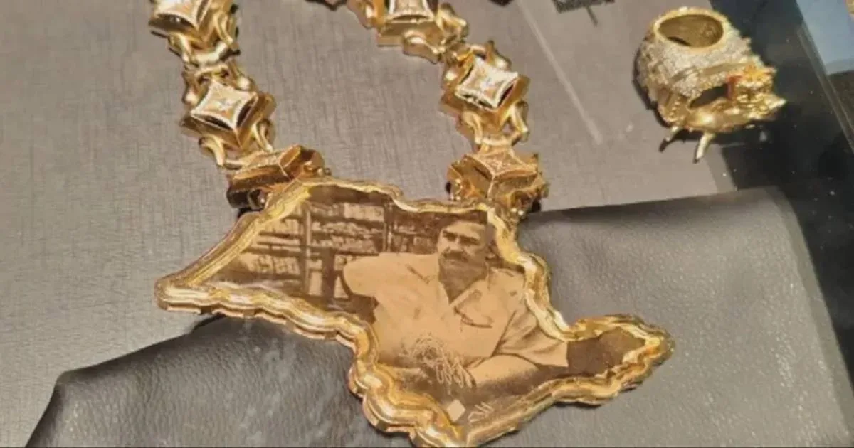 PF acha colar com imagem de Pablo Escobar em mapa de SP na casa de MC Ryan