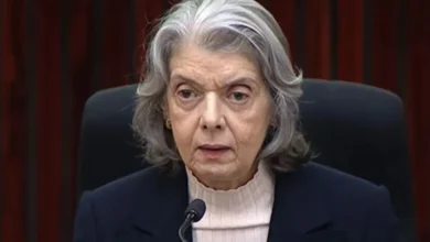 Pressionada por críticas, Cármen Lúcia diz que família quer sua saída do STF. Veja vídeo