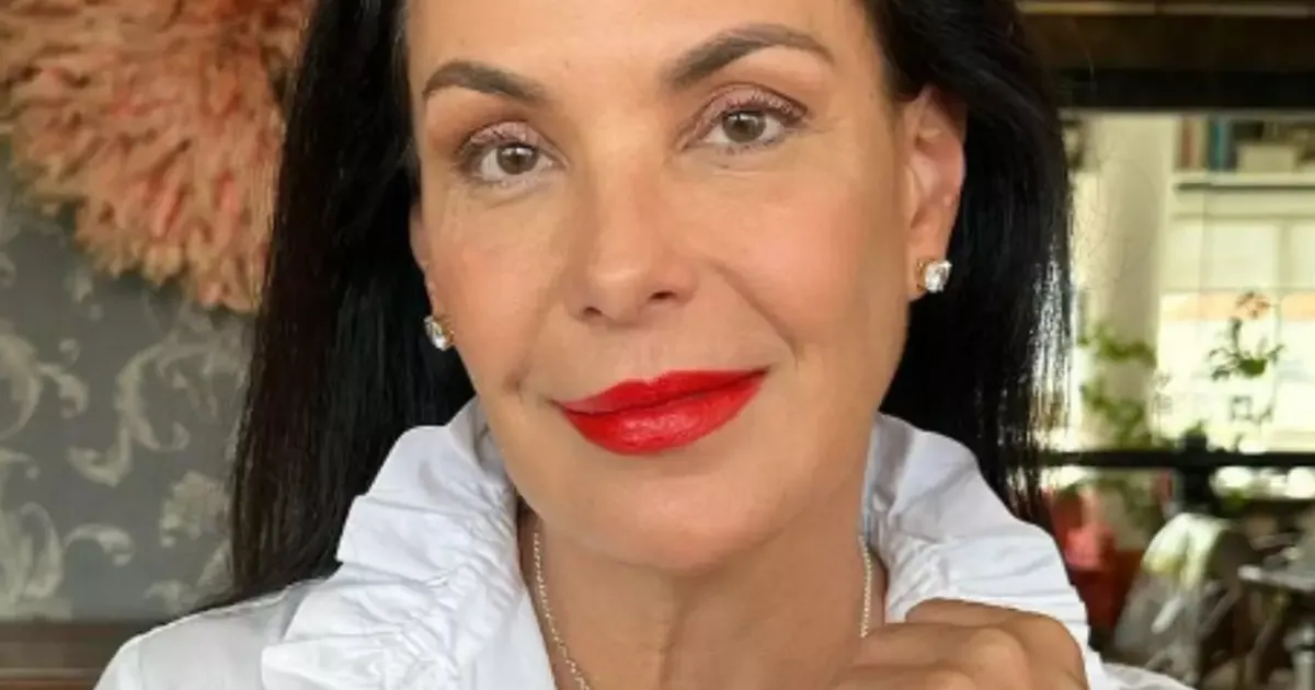 Record demite Carolina Ferraz