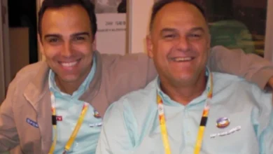 Tadeu Schmidt vai às lágrimas ao relembrar legado do irmão Oscar, que morreu nesta sexta (17)