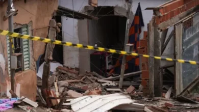 Trator derruba casa com família dentro, no DF