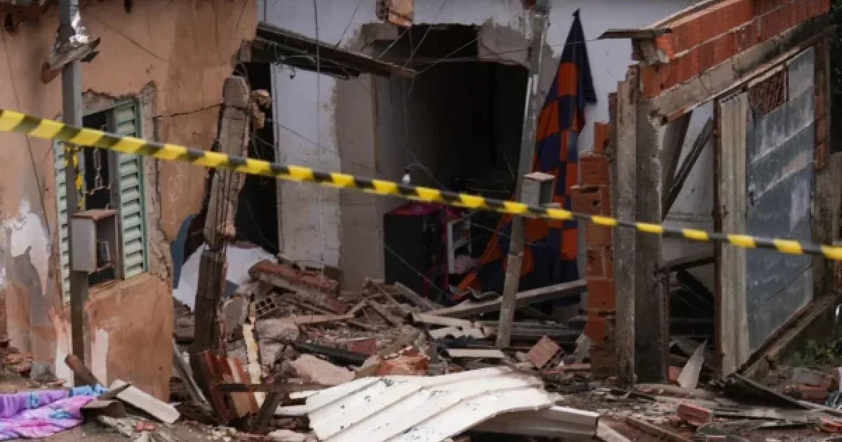 Trator derruba casa com família dentro, no DF