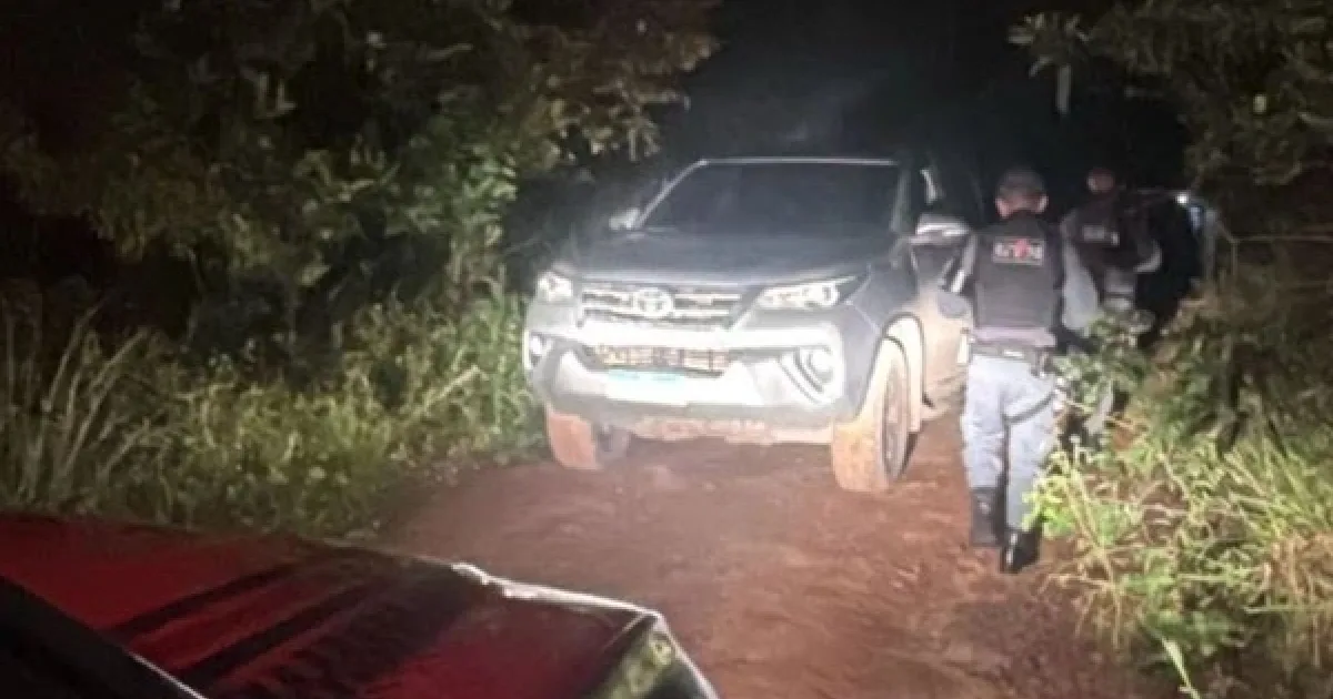 Três trabalhadores são encontrados amarrados e mortos dentro de carro