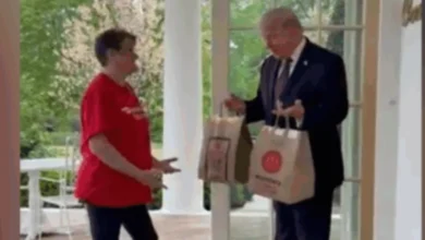 Trump reforça hábito e recebe McDonald’s em residência oficial