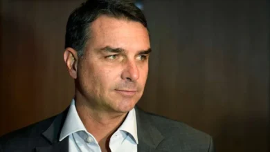 Ação mira Flávio Bolsonaro e Silas Malafaia por propaganda eleitoral antecipada