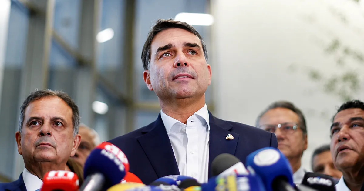Após reunião com Trump, Flávio diz que Brasil tem prestígio ‘apesar do governo Lula’