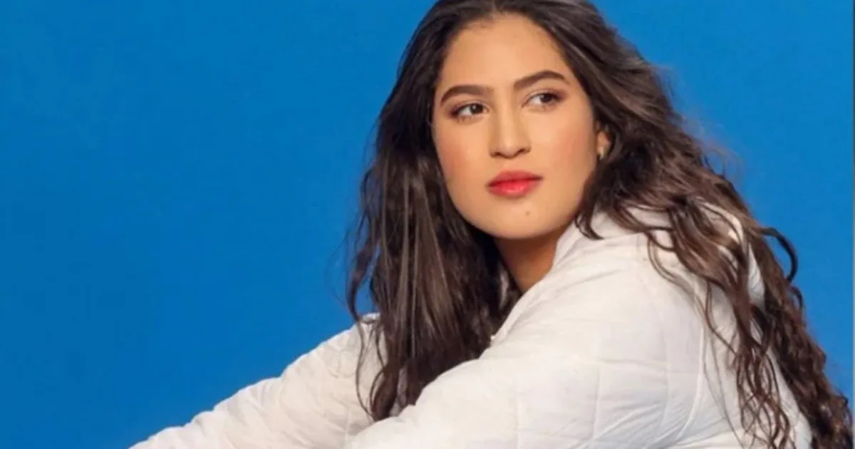Atriz de 22 anos perdeu a vida após parar na estrada