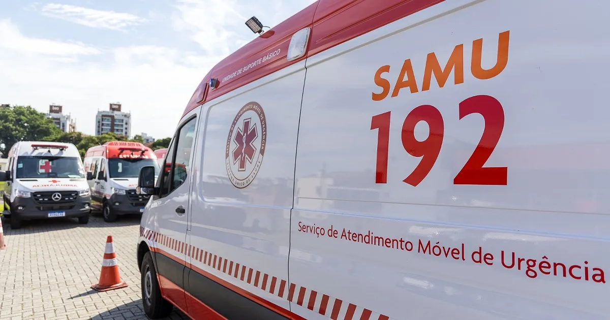 Babá chama SAMU para bebê de 2 meses e comportamento durante ligação causa investigação