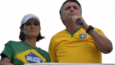 Bolsonaro ainda não consegue se alimentar sozinho, afirma Michelle