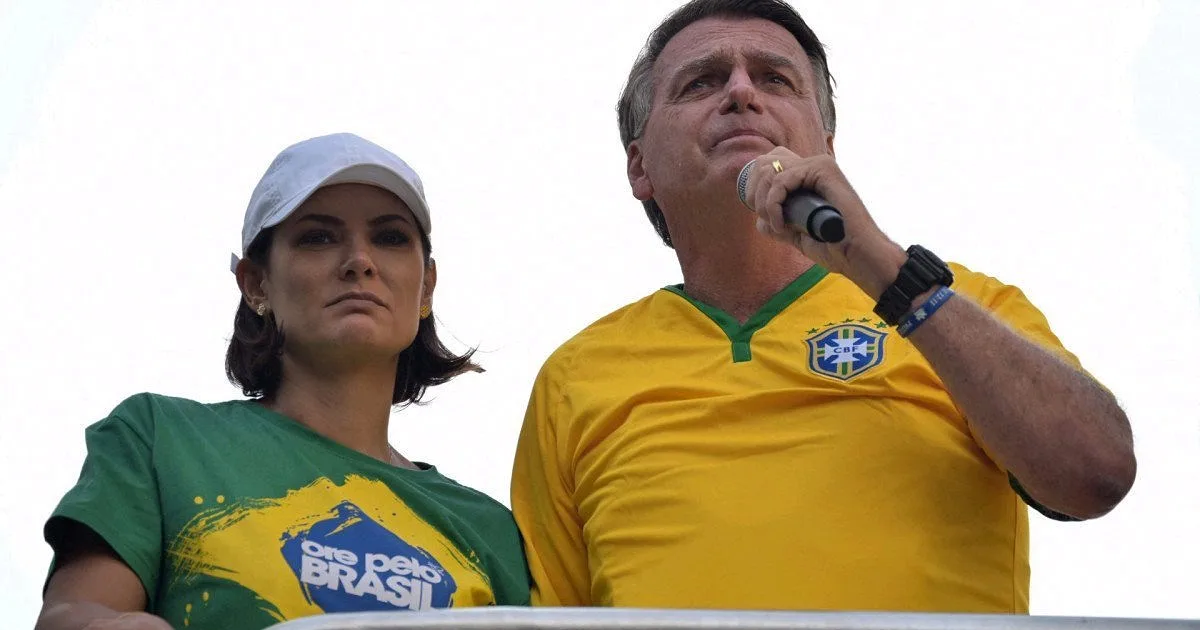 Bolsonaro ainda não consegue se alimentar sozinho, afirma Michelle