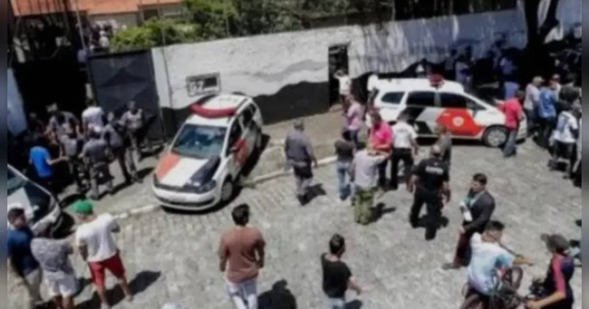Bomba caseira explode dentro de colégio no RJ