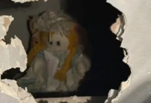 Boneca escondida em parede com bilhete misterioso deixa morador intrigado
