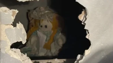Boneca escondida em parede com bilhete misterioso deixa morador intrigado