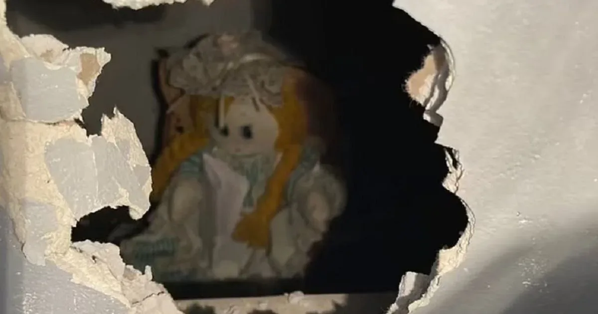 Boneca escondida em parede com bilhete misterioso deixa morador intrigado