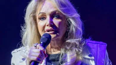 Bonnie Tyler é colocada em coma induzido após cirurgia de emergência