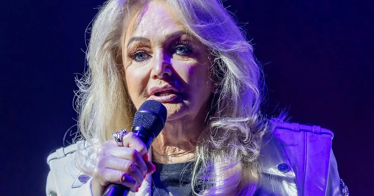 Bonnie Tyler é colocada em coma induzido após cirurgia de emergência