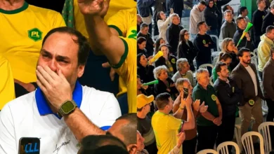 Carlos Bolsonaro chora ao falar que Eduardo talvez não volte ao Brasil