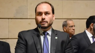 Carlos Bolsonaro comenta decisão dos EUA e assunto ganha repercussão nacional
