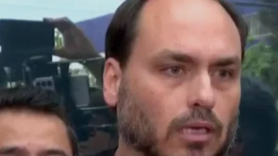 Carlos Bolsonaro relata: ex-presidente já está na sala de cirurgia