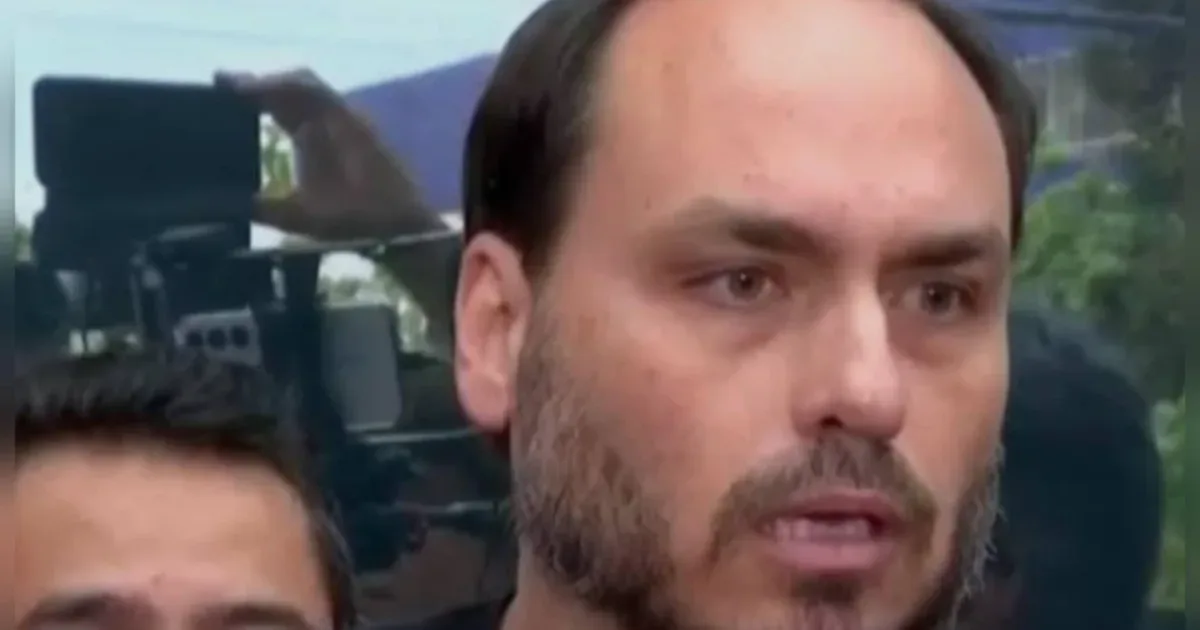 Carlos Bolsonaro relata: ex-presidente já está na sala de cirurgia