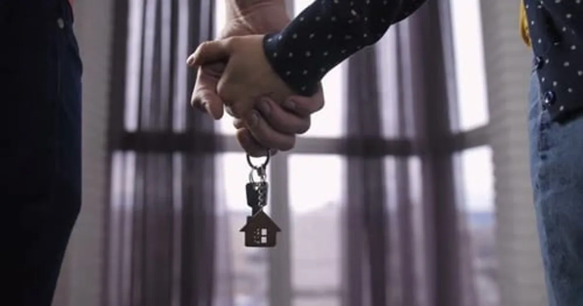 Casal recebe casa nova e se surpreende ao encontrar imóvel totalmente mobiliado