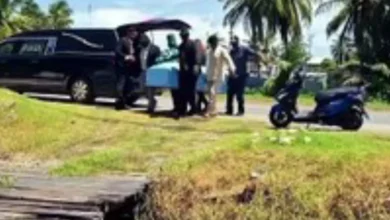 Corpo cai de caixão a caminho do velório deixando todos apavorados