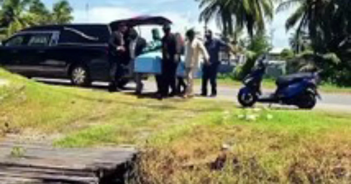 Corpo cai de caixão a caminho do velório deixando todos apavorados