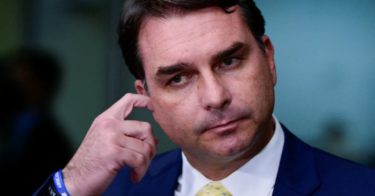 Crise envolvendo Flávio Bolsonaro provoca tensão e respinga em aliados