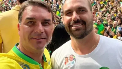 Direita reage em clima de festa com Eduardo Bolsonaro e Flávio Bolsonaro