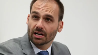 Eduardo acusa Zema de receber doação de pai de Vorcaro, preso em operação da PF
